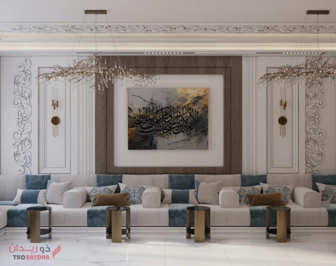 تصميم ديكور منزلي فاخر لغرفة معيشة عصرية بإضاءة دافئة وتناسق أنيق بين الأثاث والألوان